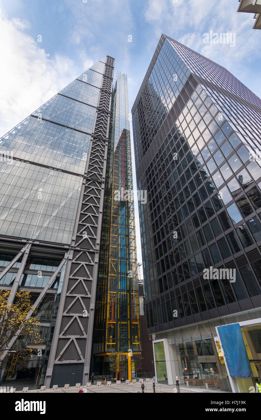 Das Gebäude, eines Wolkenkratzers in der City of London mit St Helens Leadenhall Gebäude daneben. Stockfoto