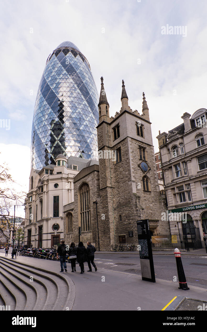 St. Andrew Undershaft. Eine historische Kirche im Herzen der City of London mit der modernen "Gherkin" Wolkenkratzer dahinter Stockfoto
