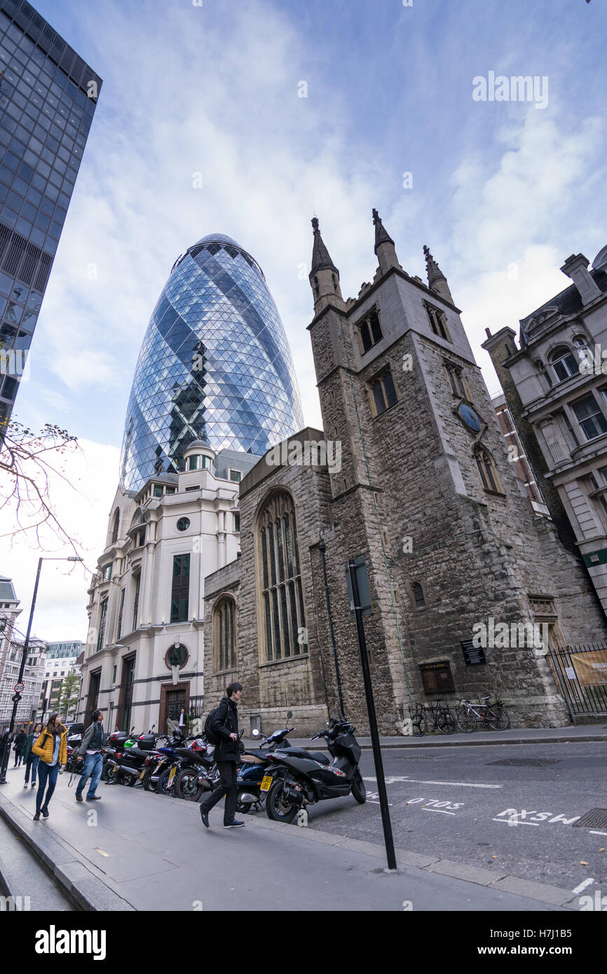 St. Andrew Undershaft. Eine historische Kirche im Herzen der City of London mit der modernen "Gherkin" Wolkenkratzer dahinter Stockfoto