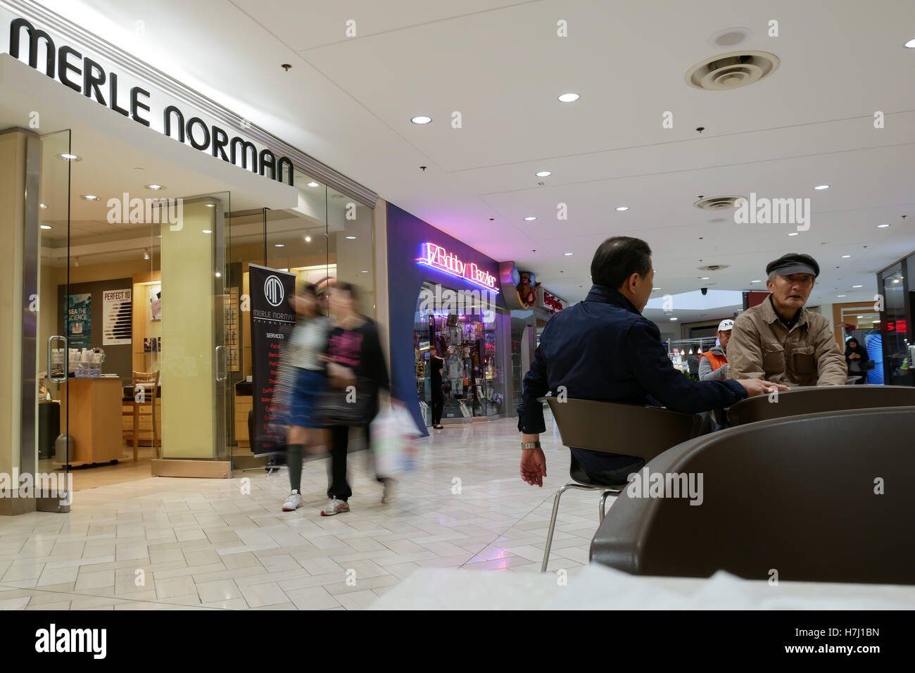 Bewegung der Leute einkaufen und am Rastplatz in Coquitlam Einkaufszentrum sitzen zu verwischen Stockfoto
