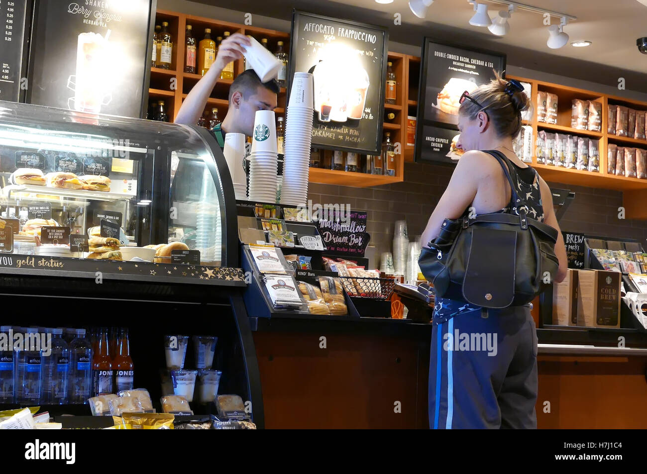 Port Coquitlam, BC, Kanada - 28. Juli 2016: Nahaufnahme Frau Kaffee kaufen und bezahlen per Kreditkarte innerhalb Starbucks Filiale Stockfoto