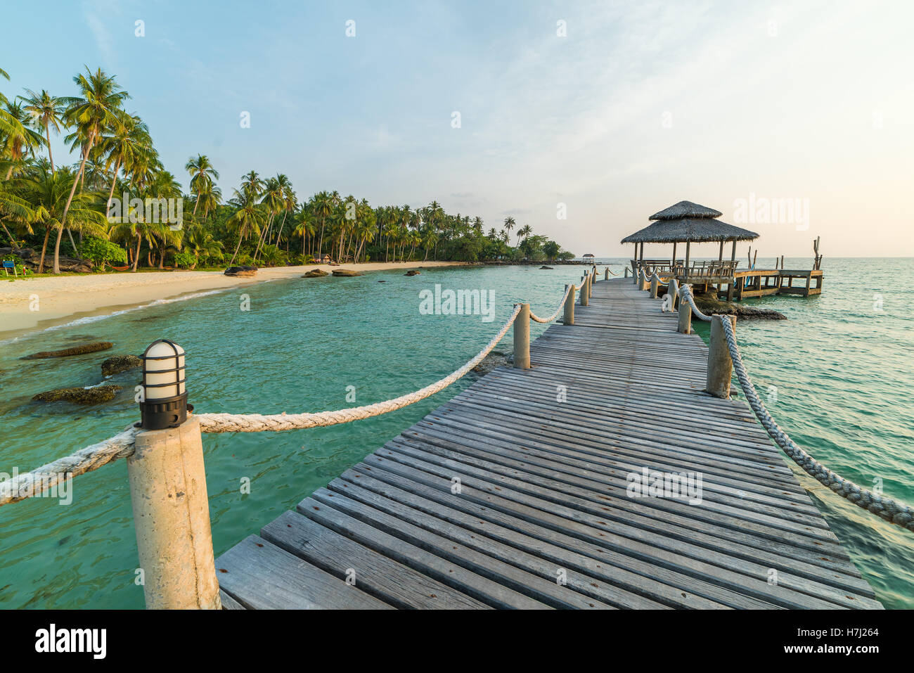 Lange Holzbrücke Pavillon in wunderschönen tropischen Insel Strand Sonnenuntergang - Koh Kood, Trat, Thailand Stockfoto