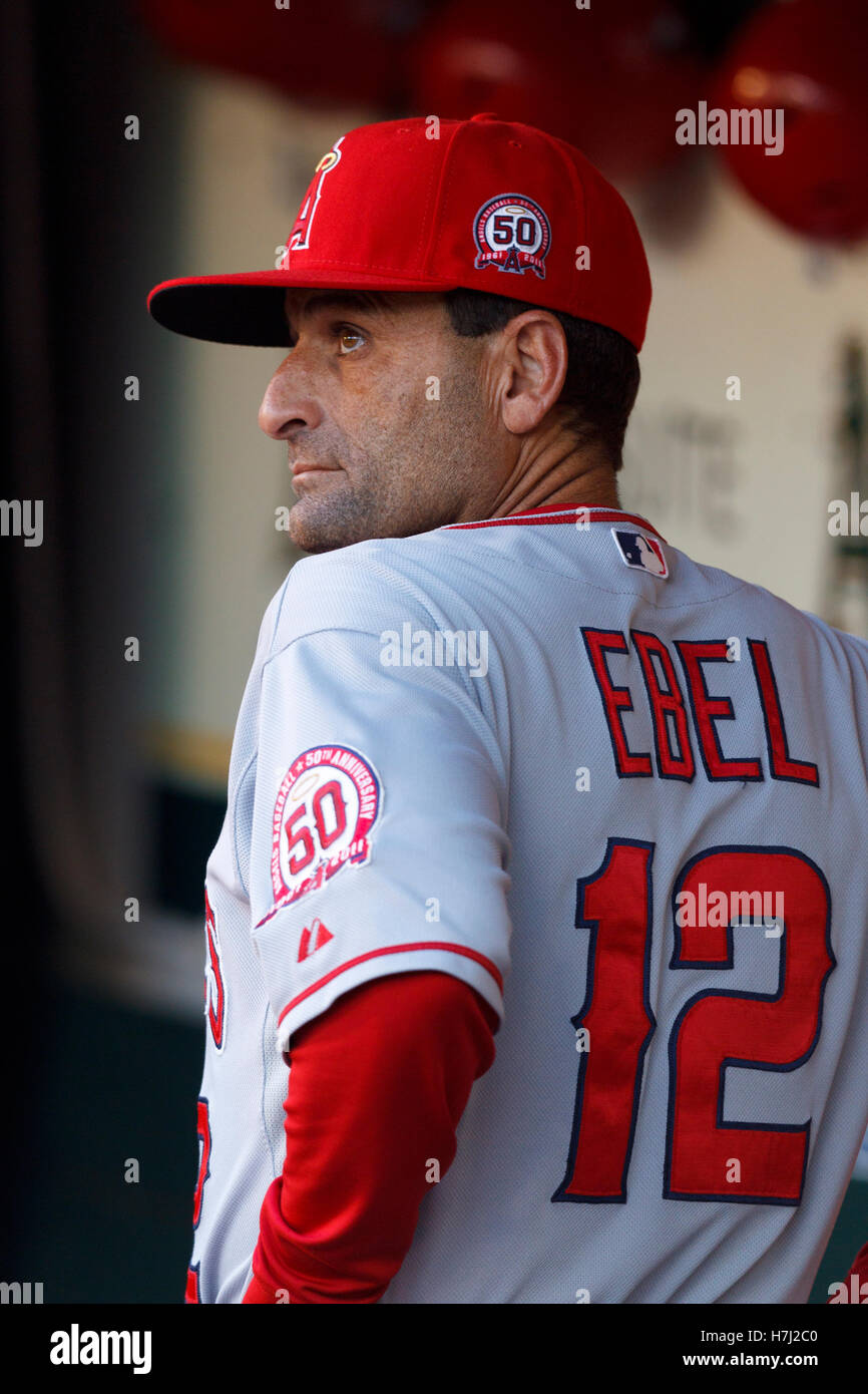 13. September 2011; Oakland, Kalifornien, USA;  Los Angeles Angels dritten Base Trainer Dino Ebel (12) steht auf der Trainerbank vor dem Spiel gegen die Oakland Athletics O.co Coliseum.  Los Angeles besiegte Oakland 6-3. Stockfoto