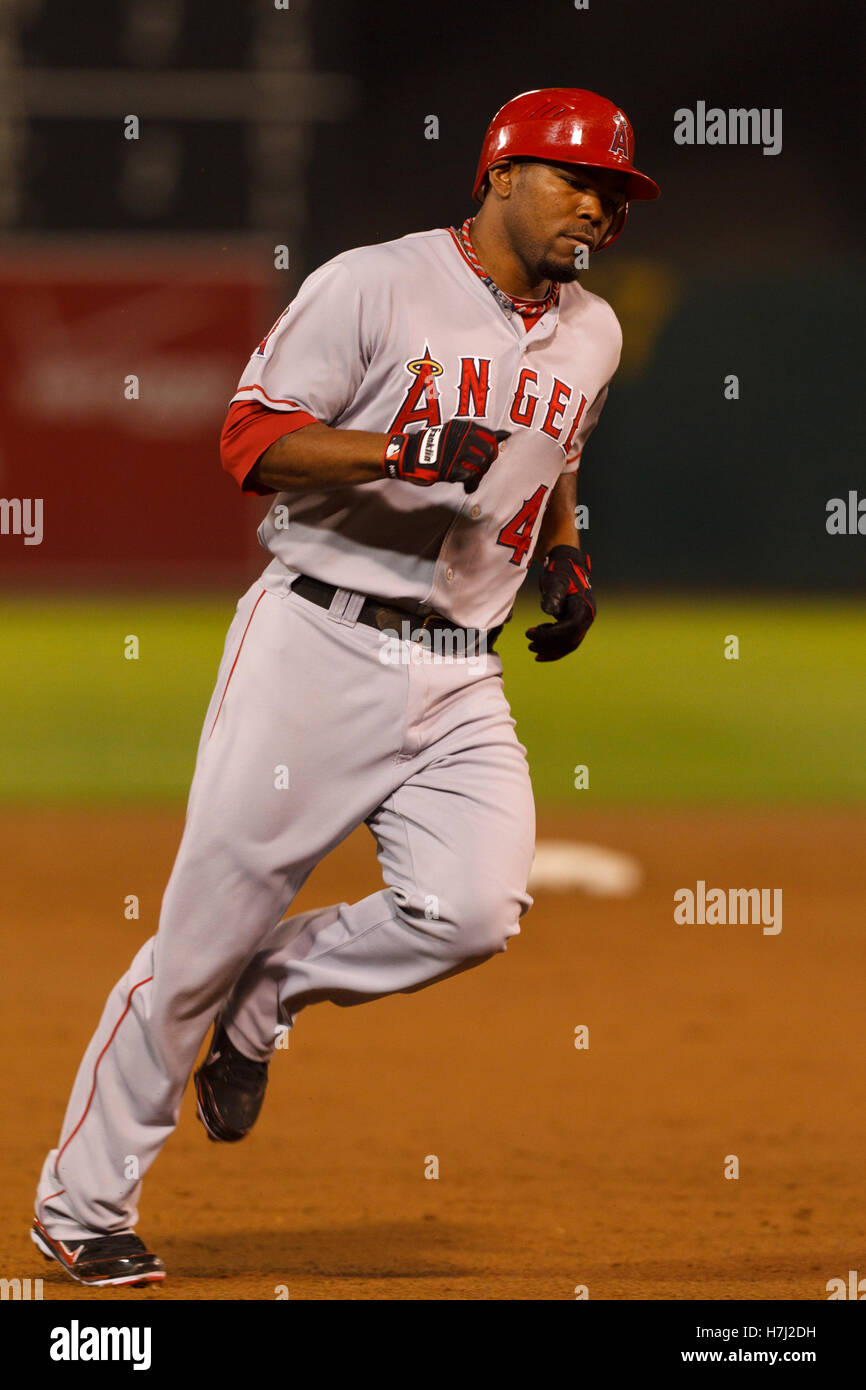 13. September 2011; Oakland, Kalifornien, USA;  Los Angeles Angels zweiter Basisspieler Howard Kendrick (47) rundet die Grundlagen nach der Kollision mit einer zwei Home-laufen gegen die Oakland Athletics während des dritten Innings O.co Coliseum. Stockfoto