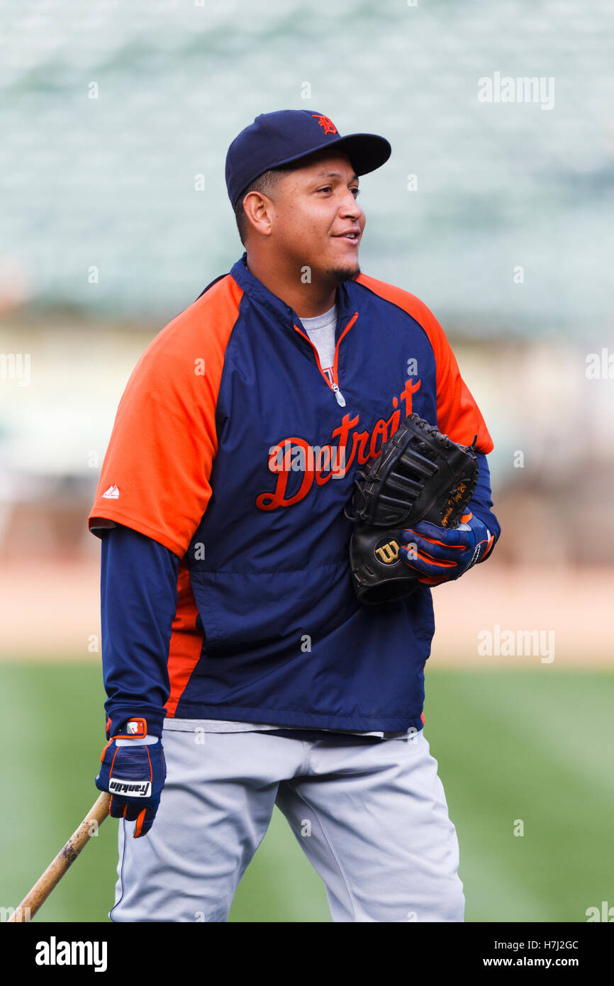 15. September 2011; Oakland, Kalifornien, USA;  Detroit Tigers erster Basisspieler Miguel Cabrera (24), während mit der Wimper Praxis vor dem Spiel gegen die Oakland Athletics O.co Coliseum.  Oakland besiegte Detroit 6-1. Stockfoto