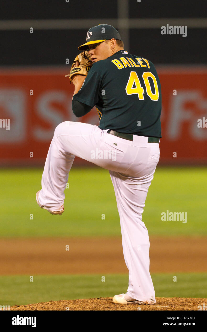 15. September 2011; Oakland, Kalifornien, USA;  Oakland Athletics Relief Pitcher Andrew Bailey (40) Stellplätze gegen die Detroit Tigers im neunten Inning O.co Coliseum.  Oakland besiegte Detroit 6-1. Stockfoto