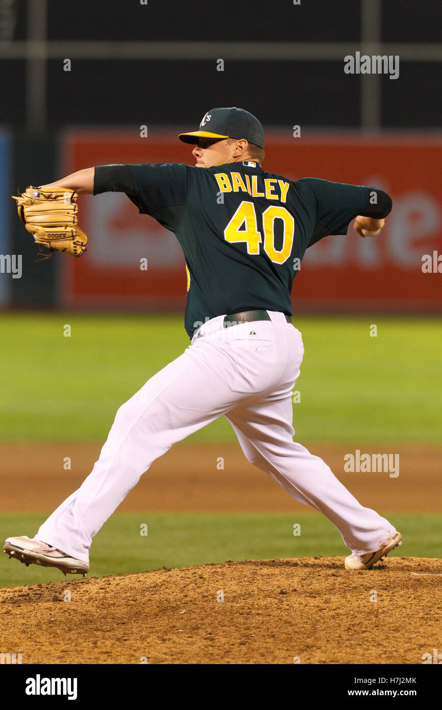 15. September 2011; Oakland, Kalifornien, USA;  Oakland Athletics Relief Pitcher Andrew Bailey (40) Stellplätze gegen die Detroit Tigers im neunten Inning O.co Coliseum.  Oakland besiegte Detroit 6-1. Stockfoto