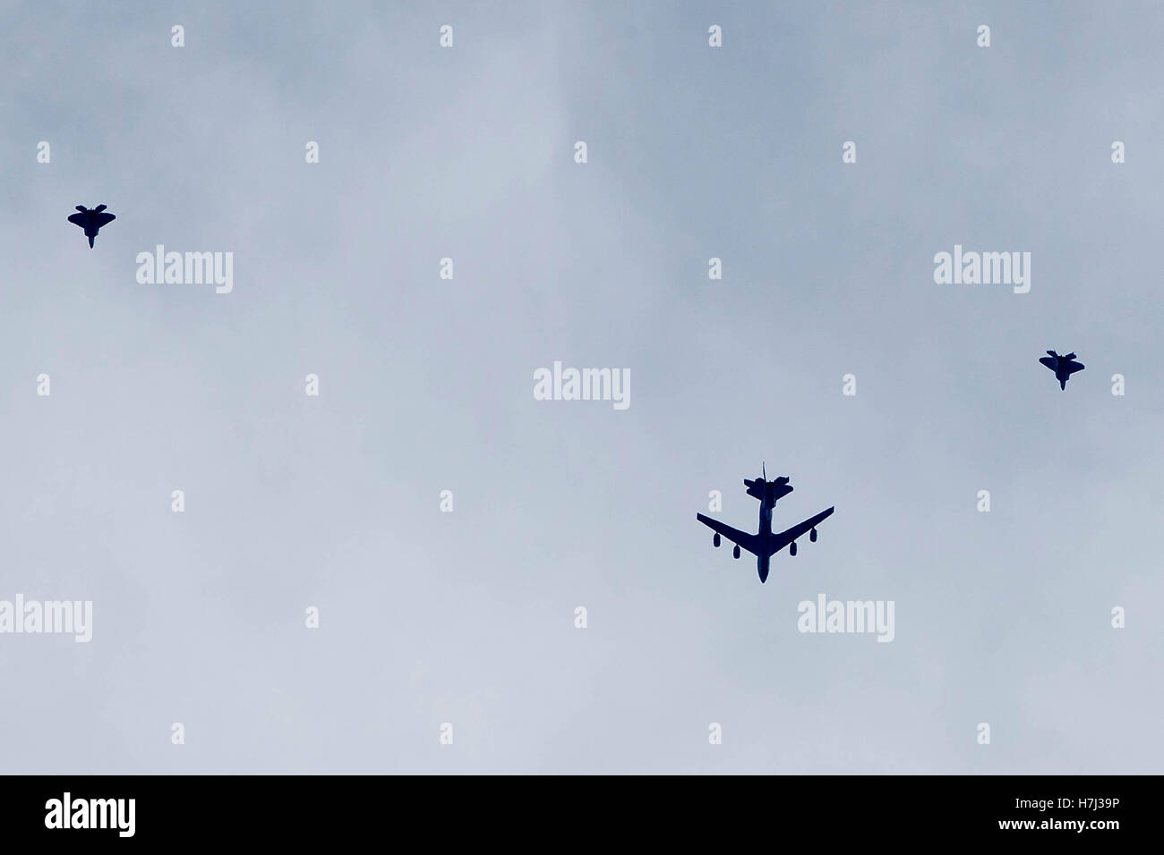 Eine Boeing KC-135 Stratotanker tankt Lockheed Martin F-22 Raptor oberhalb der Panamint MOA, Death Valley Nationalpark, Kalifornien, Vereinigte Staaten von Amerika Stockfoto