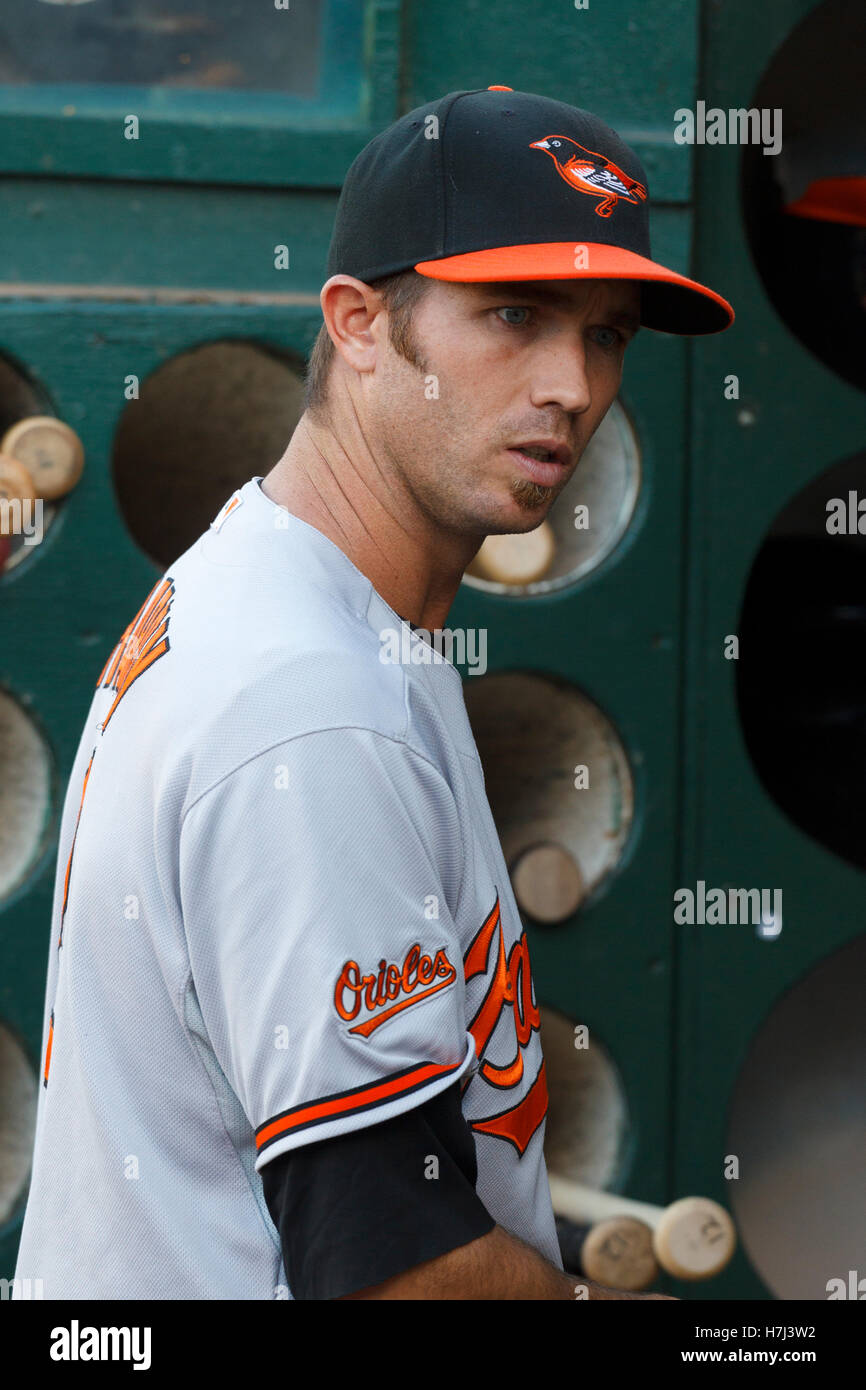 Am 15. August 2011; Oakland, Ca, USA; Baltimore Orioles shortstop j.j. Hardy (2) im Dugout steht vor dem Spiel gegen die Oakland Athletics bei o.co Kolosseum. Baltimore besiegt Oakland 6-2. Stockfoto