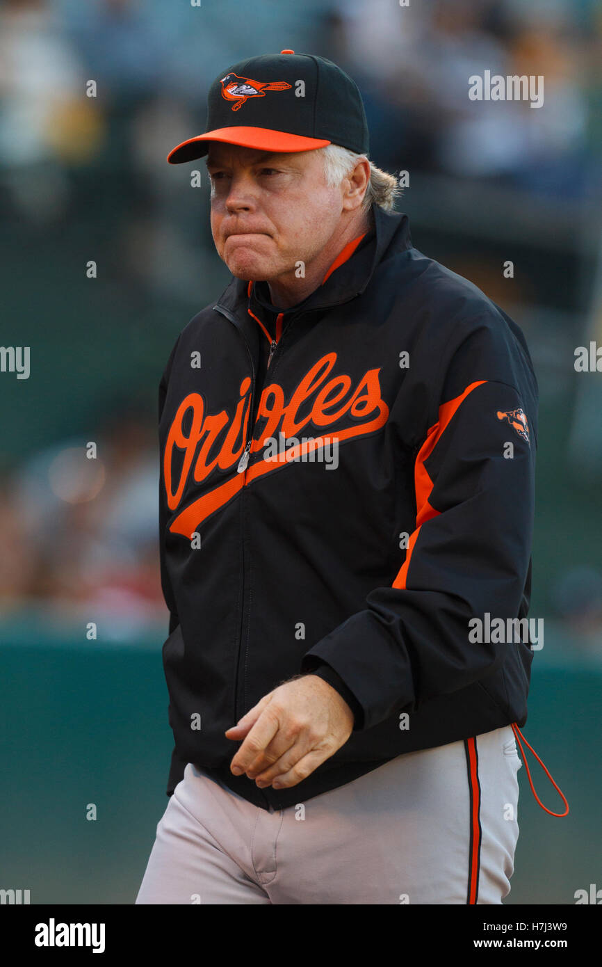 15. August 2011; Oakland, Kalifornien, USA; Baltimore Orioles Manager Buck Showalter (26) tritt der Einbaum vor dem Spiel gegen die Oakland Athletics O.co Coliseum. Baltimore besiegten Oakland 6-2. Stockfoto