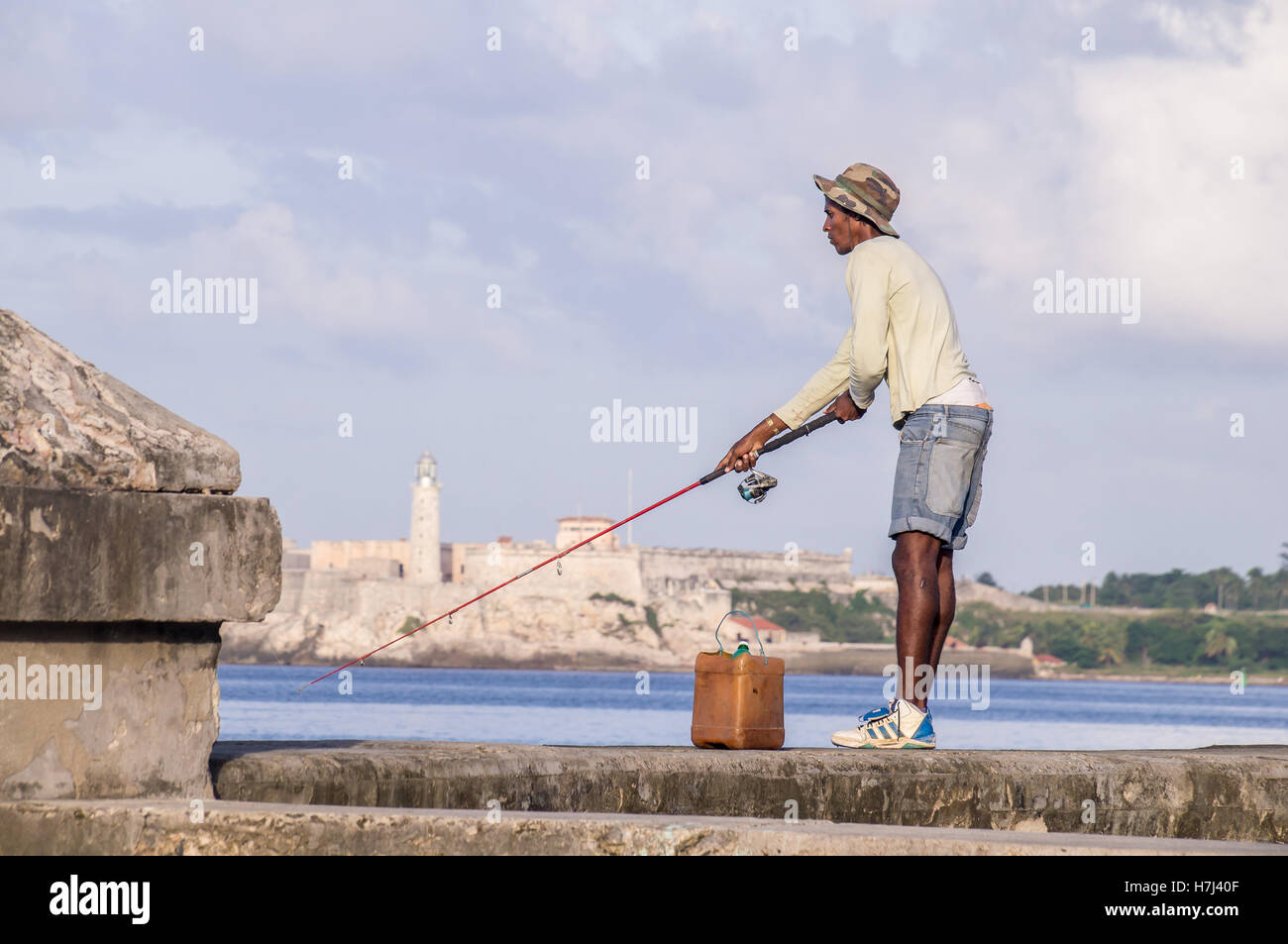 Kubanische Fischer mit der Rute am Malecon vor Castillo Stockfoto