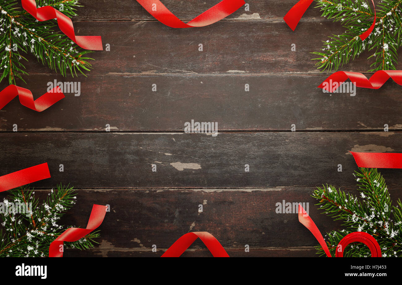 Weihnachts-Dekorationen auf Holztisch. Draufsicht der Tabelle mit Weihnachtsbaum und dekorative Streifen. Freiraum für Text. Stockfoto