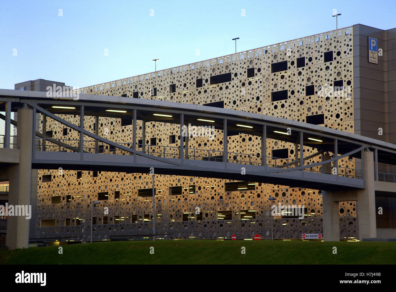 Fußgängerbrücke und Parkplatz im Hydro in der Stadt in der Dämmerung Stockfoto