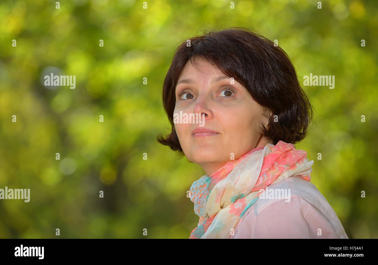 Porträt einer schönen Frau in der Natur Stockfoto
