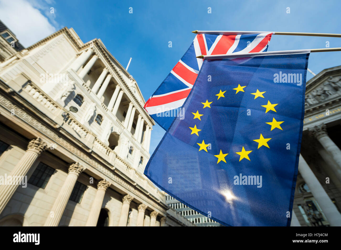 Europäischen Union und der britische Union Jack Flagge vor der Bank of England als Symbole des Referendums Austritt Stockfoto