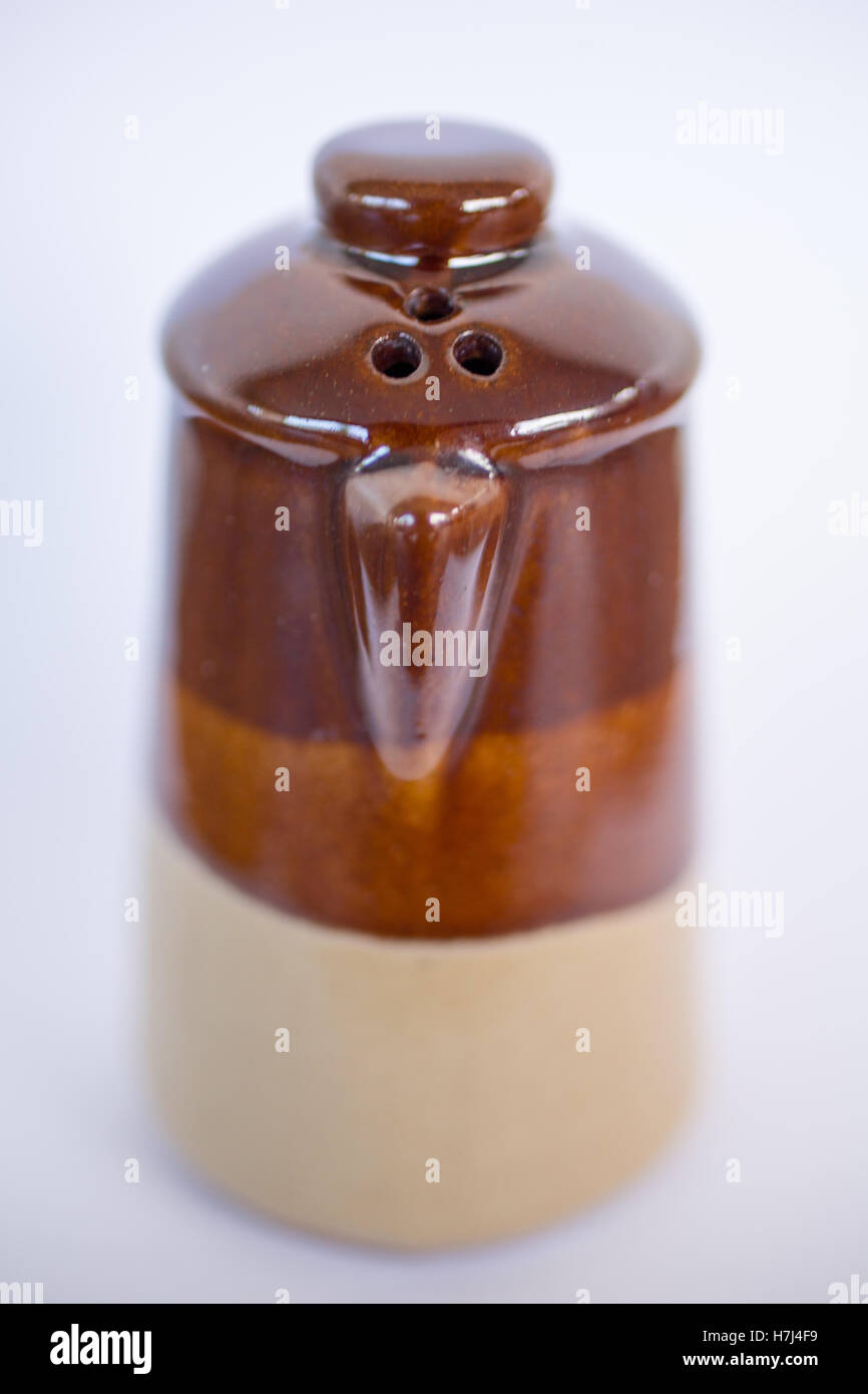 Eine traditionelle Keramik Salz Pfefferstreuer Stockfoto