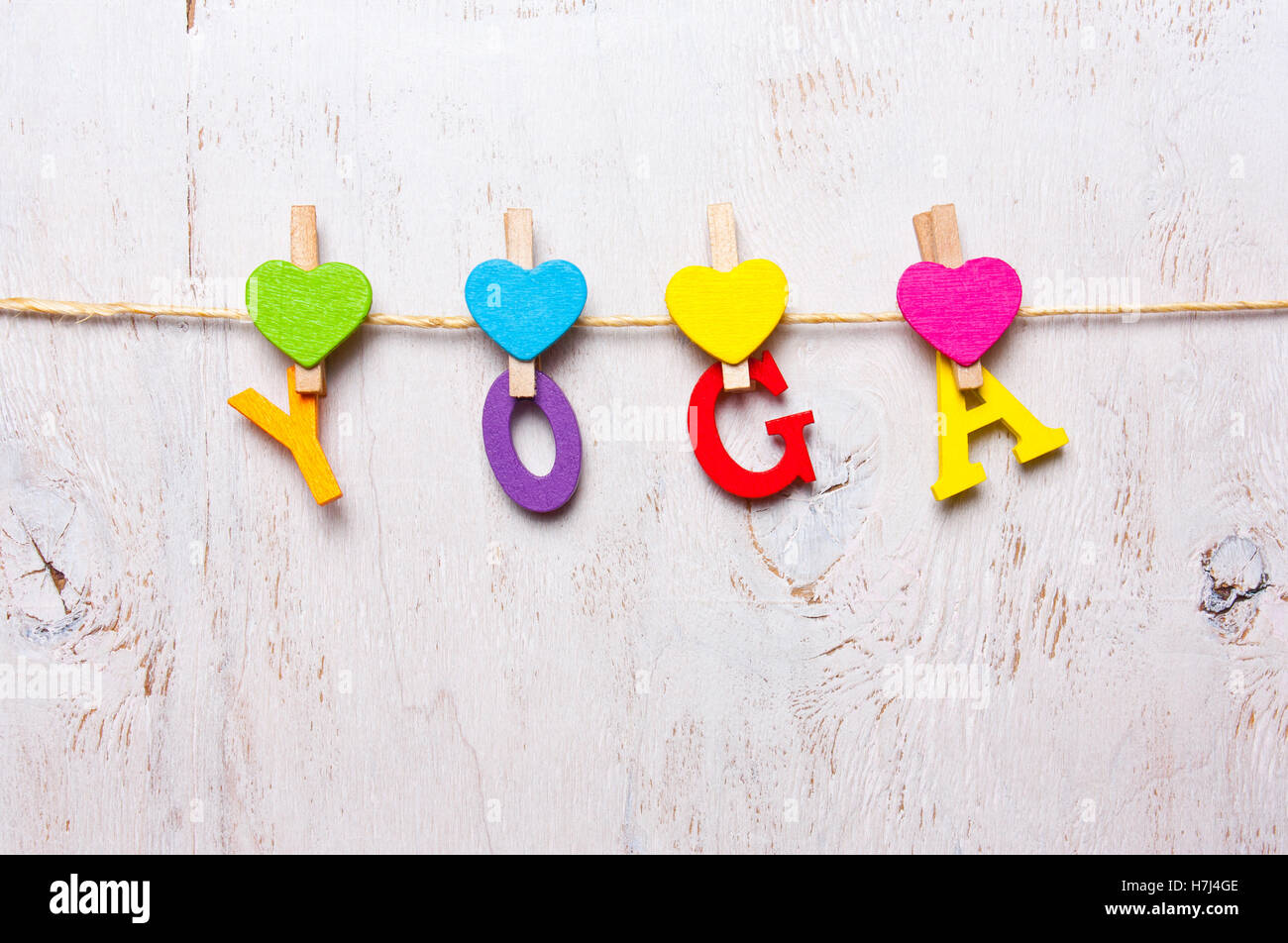 das Wort 'Yoga' der farbigen Buchstaben auf weißem Hintergrund Stockfoto