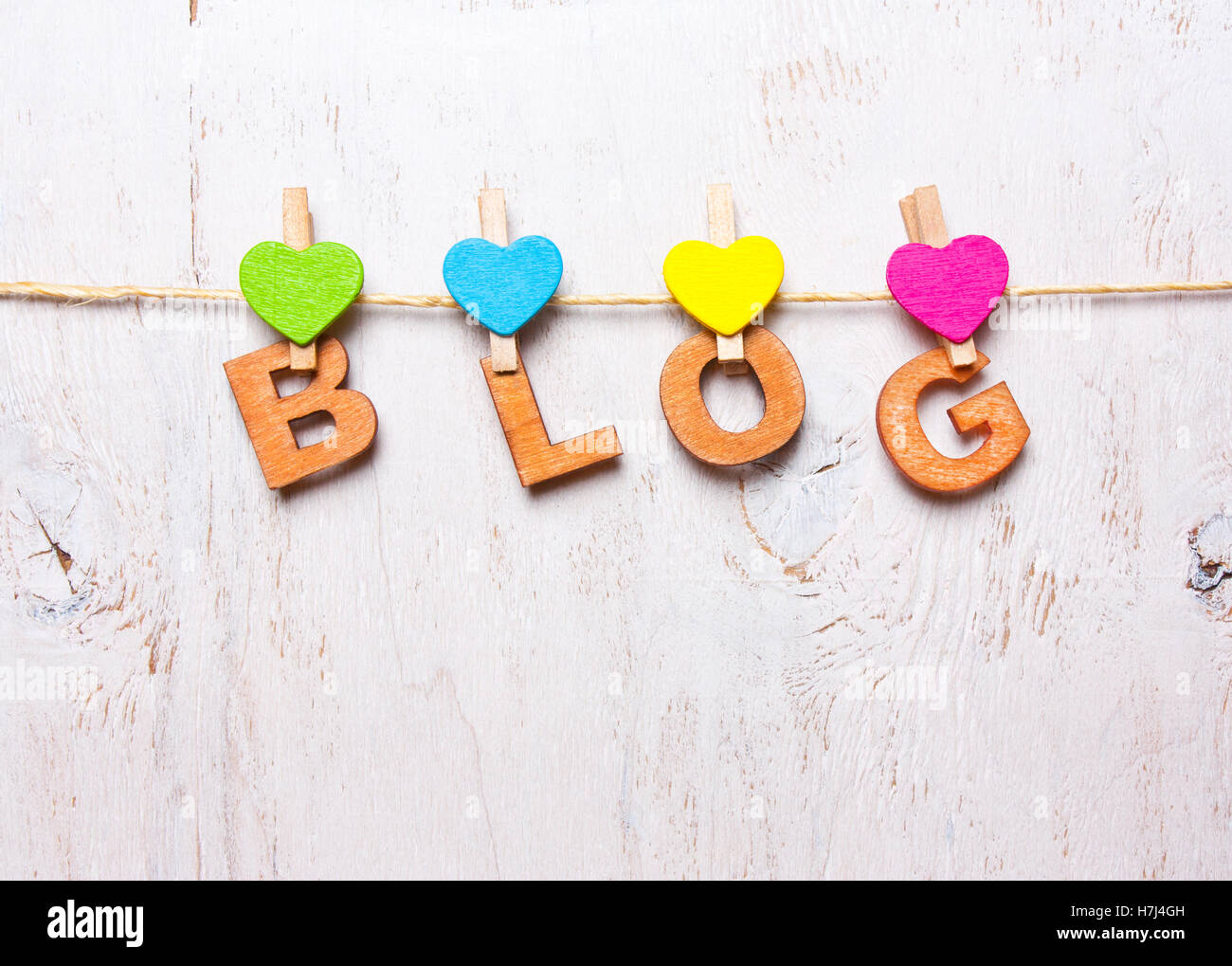 das Wort "Blog" von Holzbuchstaben auf weißem Hintergrund Stockfoto