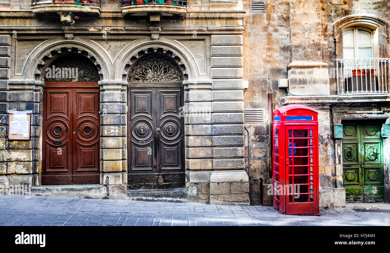 Alte Straßen von La Valletta, Malta Insel, Ansicht mit Türen und Telefon. Stockfoto
