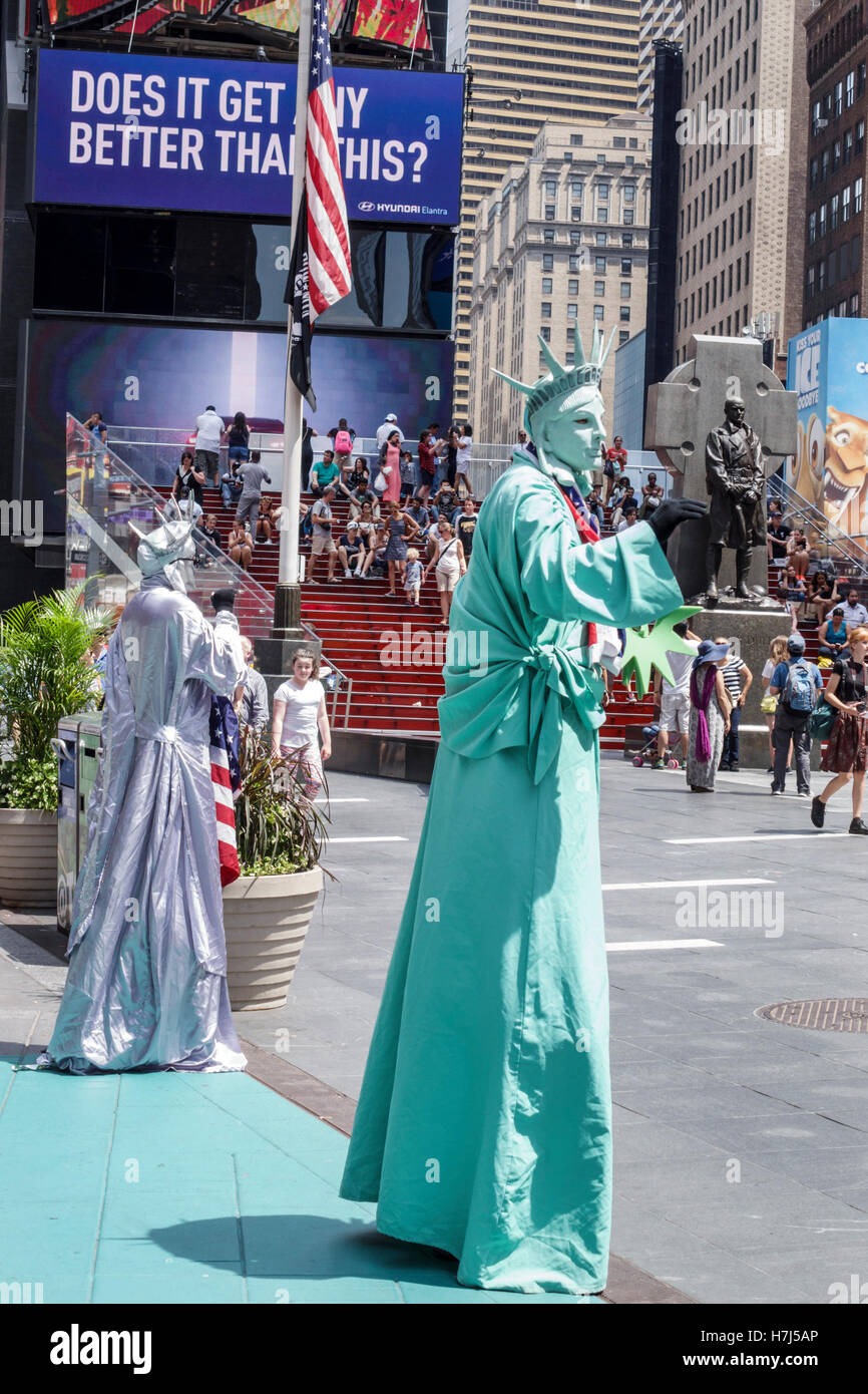 Eine Darsteller in einem New Yorker Freiheitsstatue Kostüm arbeitet sucht  Tipps für Fotos mit Touristen auf dem Times Square in New York City  Stockfotografie - Alamy