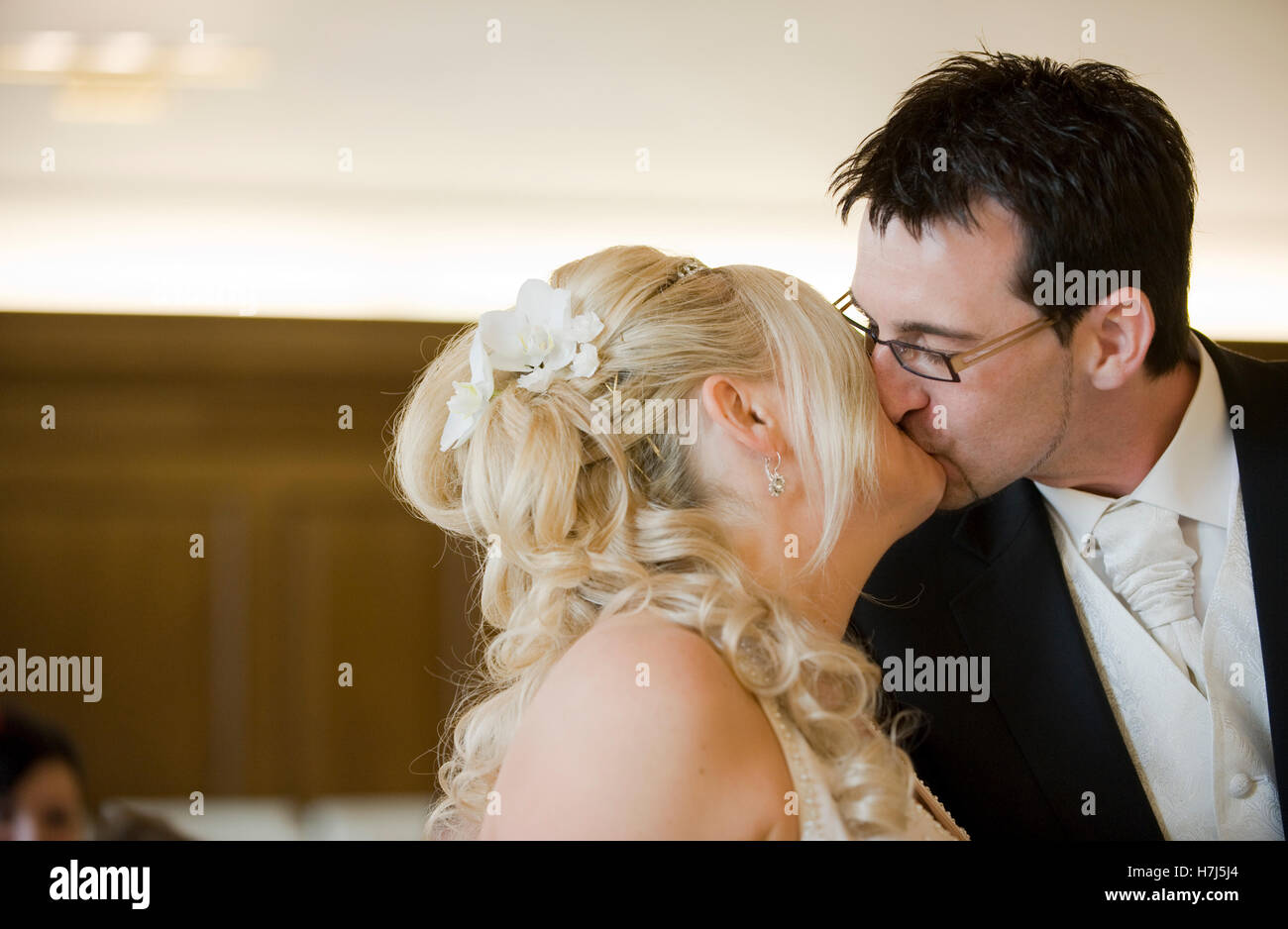 Hochzeit-Kuss, Hochzeit in eine standesamtliche Trauung Stockfoto