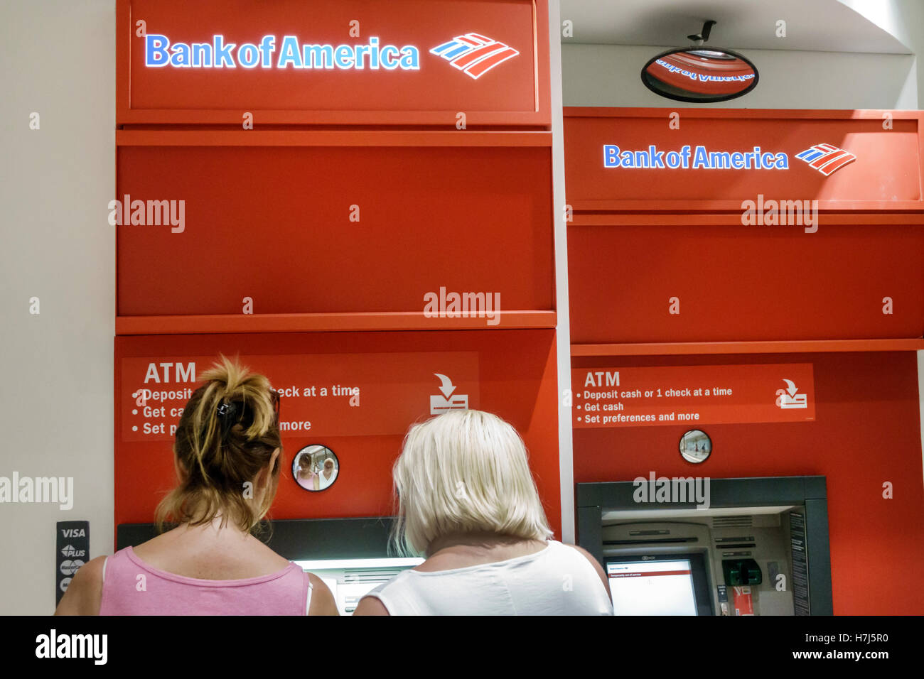 New York City, NY NYC Manhattan, Midtown, 30 Rockefeller Center, GE-Gebäude, Ebene, Bank of America, Geldautomat, automatische Geldautomat, Erwachsene Erwachsene, Frau weiblich Stockfoto