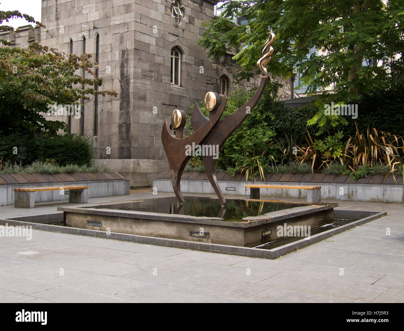 Brunnen mit der Skulptur "Fremde Haut durch ein Taoiseach, Herr Bertie Ahern T.D. am 8. Dezember 2003", Bildhauer John Behan Stockfoto