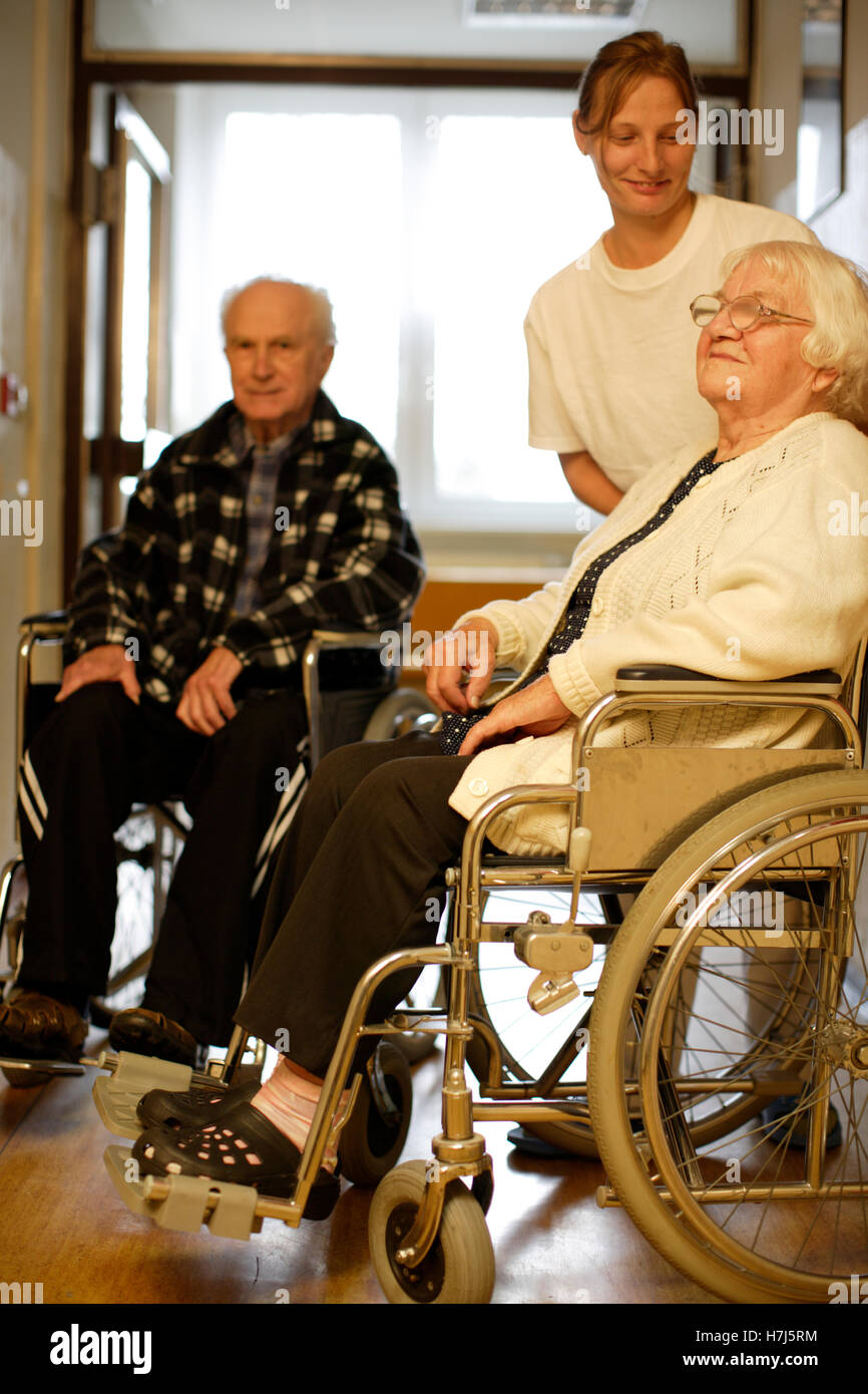 Zwei alte Männer im Rollstuhl mit einer Krankenschwester Stockfoto