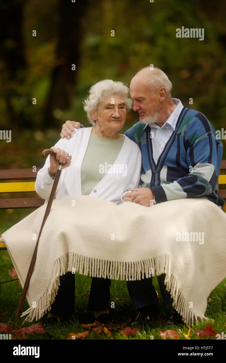 Ein altes Ehepaar in einem Garten Stockfoto