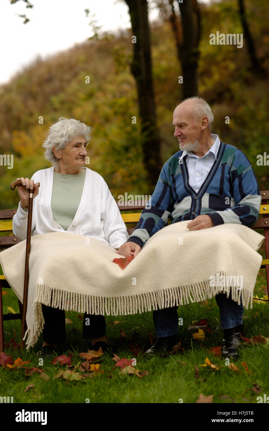 Ein altes Ehepaar in einem Garten Stockfoto