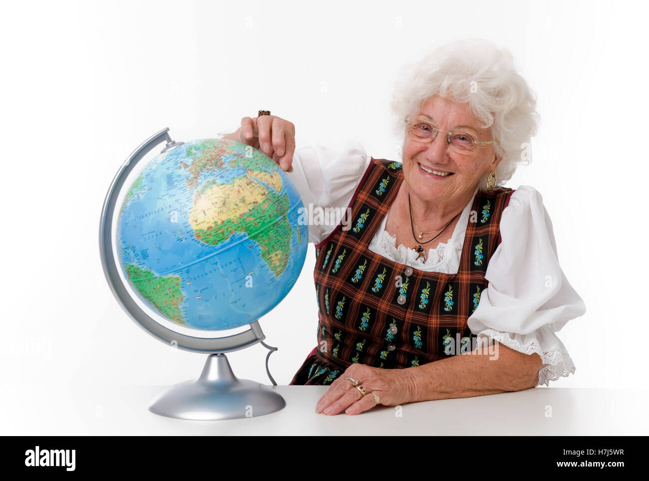 Ältere Frau mit einem Globus Stockfoto