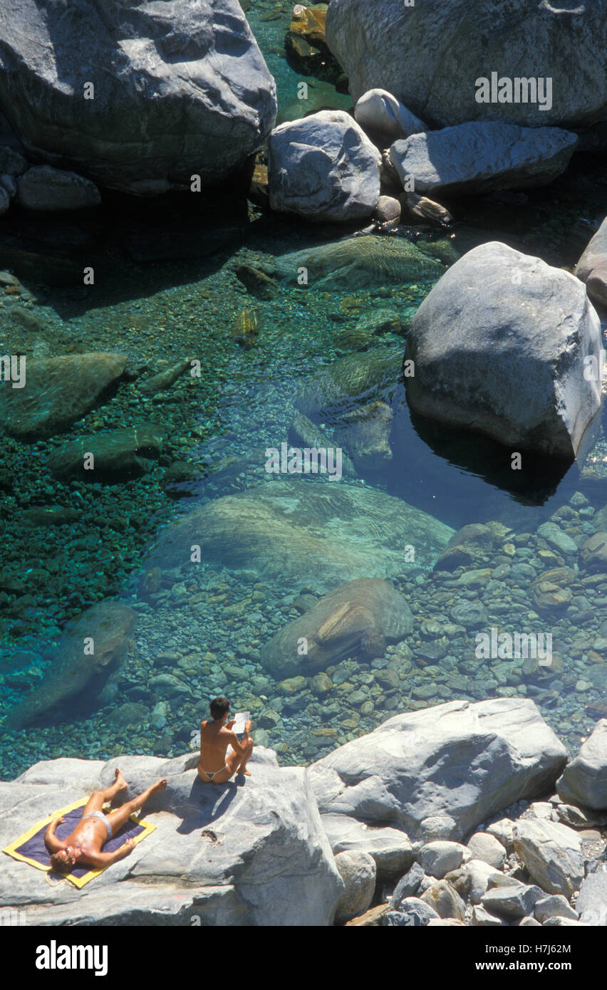 Sonnenbaden, Wasser Mann und Frau am Fluss Verzasca, klar, Felsen, Verzascatal, Tessin, Schweiz, Europa Stockfoto