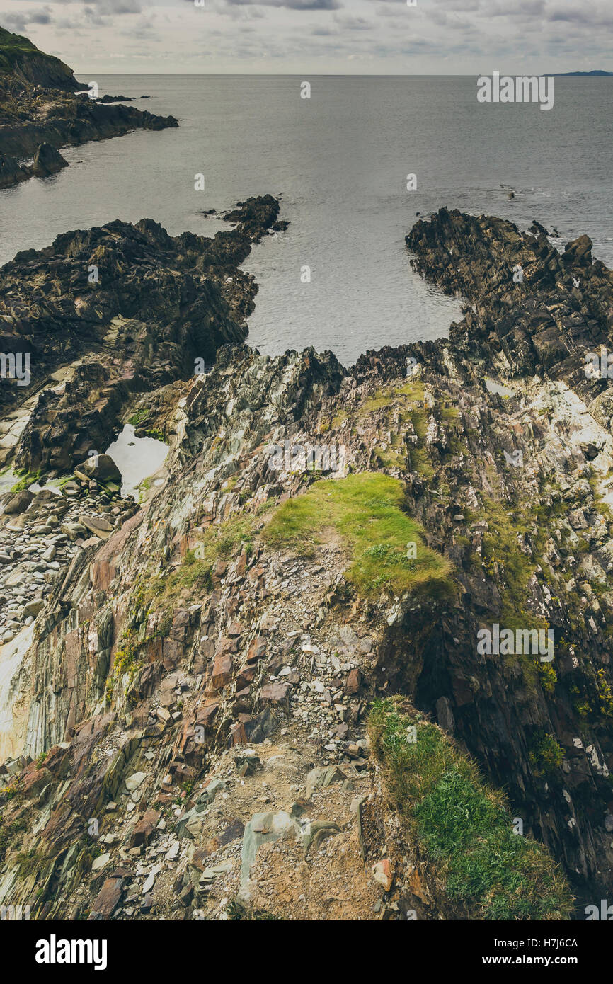 Schroffe Felsen auf einem Felsvorsprung in der Nähe von Galeere-Kopf, der zum Meer streckt. Cork, Irland, Europa, Oktober 2016 Stockfoto