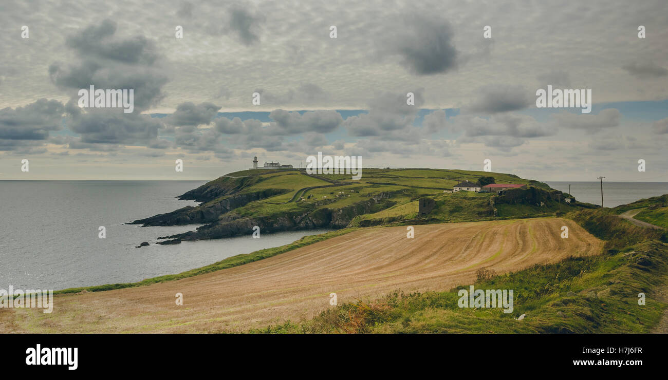 Einen schönen Blick auf die Galeere Kopf Leuchtturm aus der Ferne. Irland. Stockfoto