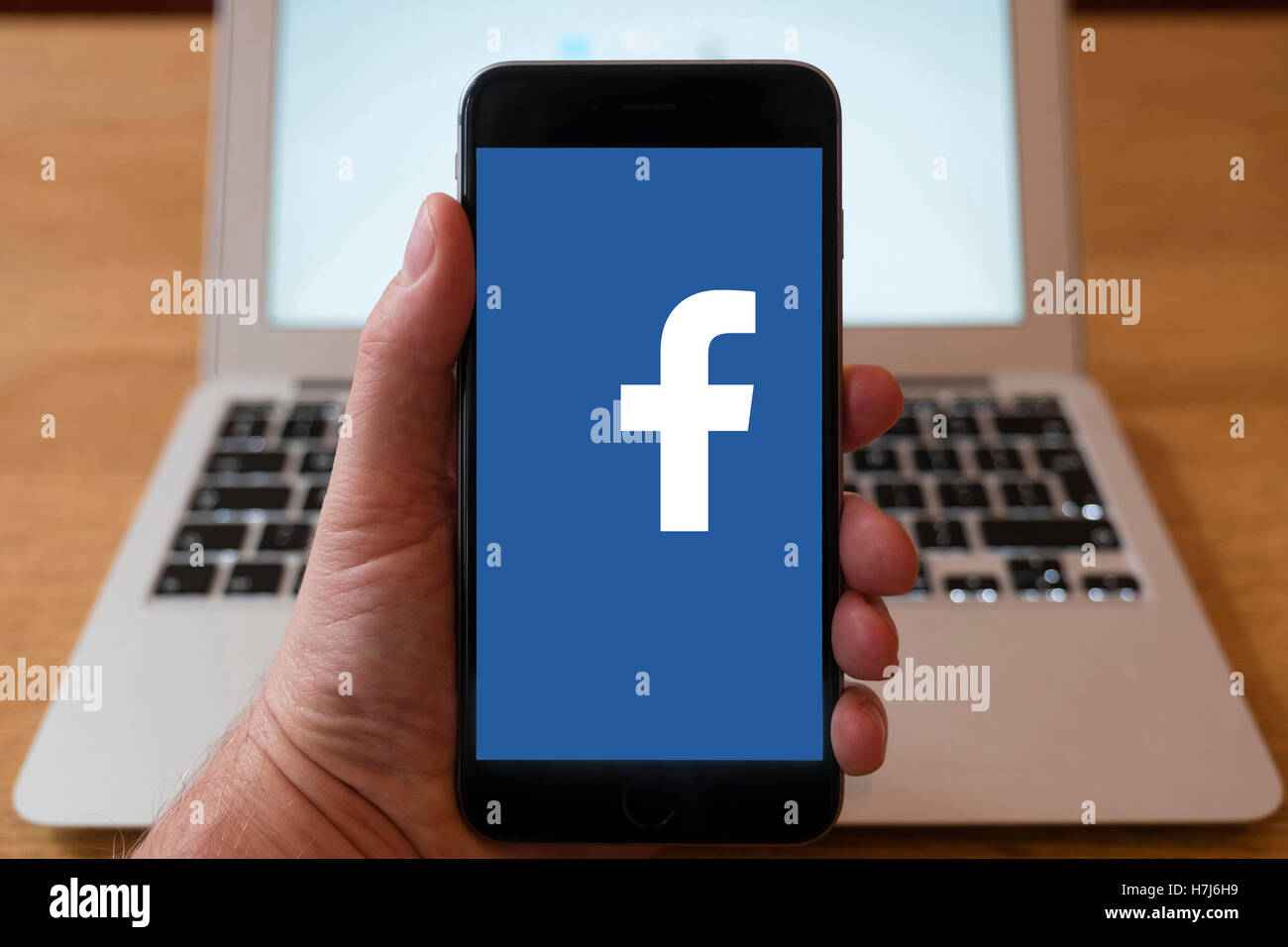 Verwenden iPhone Smartphone zum Logo von Facebook-social-Media-Website anzeigen Stockfoto