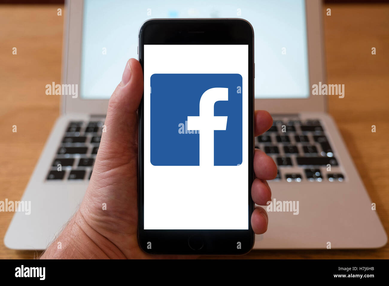 Verwenden iPhone Smartphone zum Logo von Facebook-social-Media-Website anzeigen Stockfoto