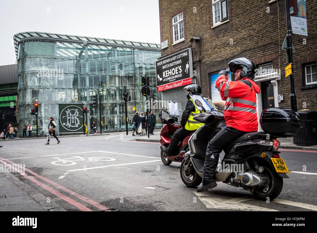 Zwei potenzielle Londoner Taxifahrer auf ihre Roller Studium für "Wissen" Stockfoto