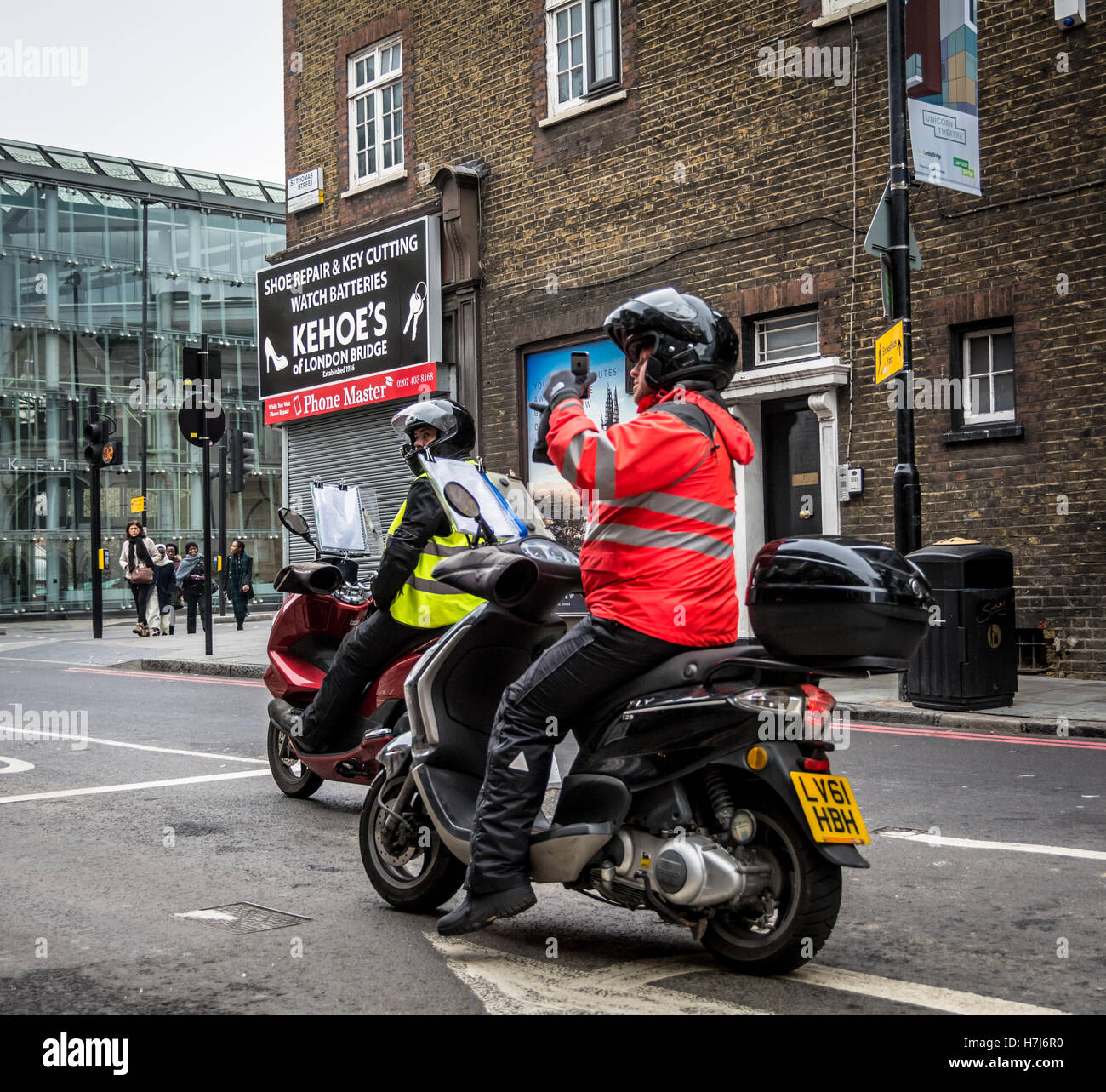 Zwei potenzielle Londoner Taxifahrer auf ihre Roller Studium für "Wissen" Stockfoto
