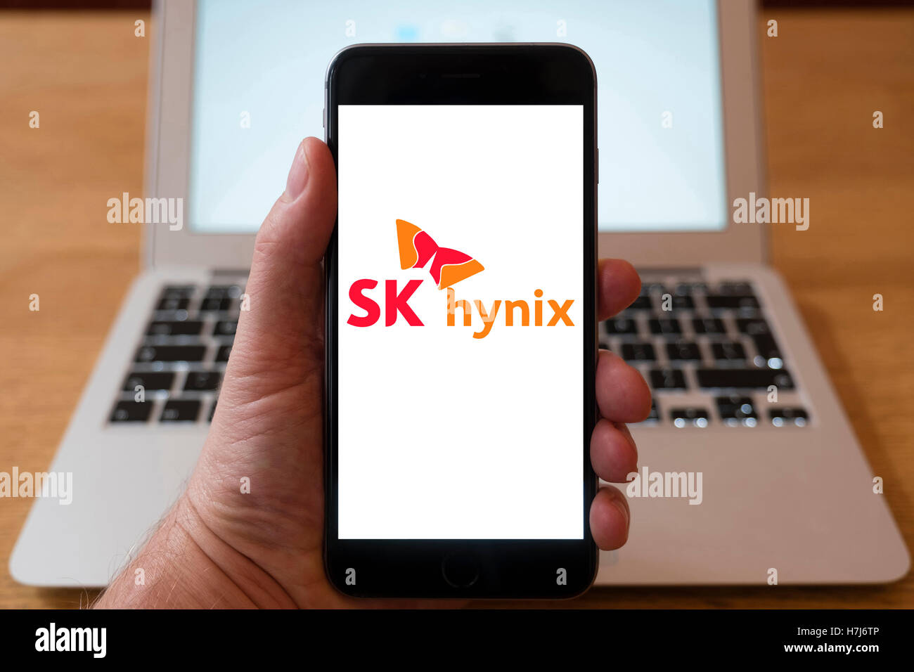 Mit iPhone Smartphone zum Logo des SK Hynix, südkoreanische Speicher Halbleiterhersteller anzeigen Stockfoto