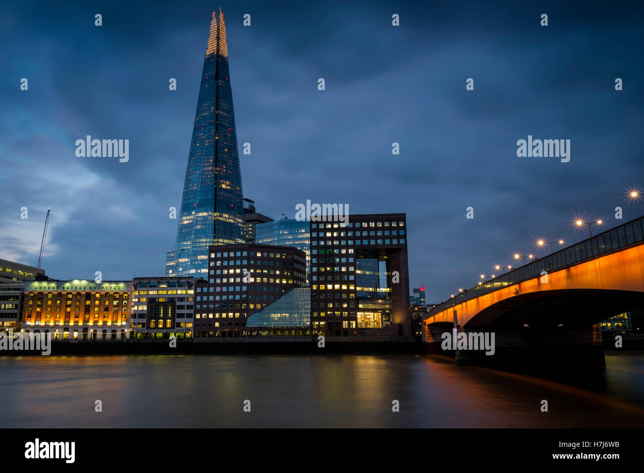 Die Scherbe und London Bridge Stockfoto