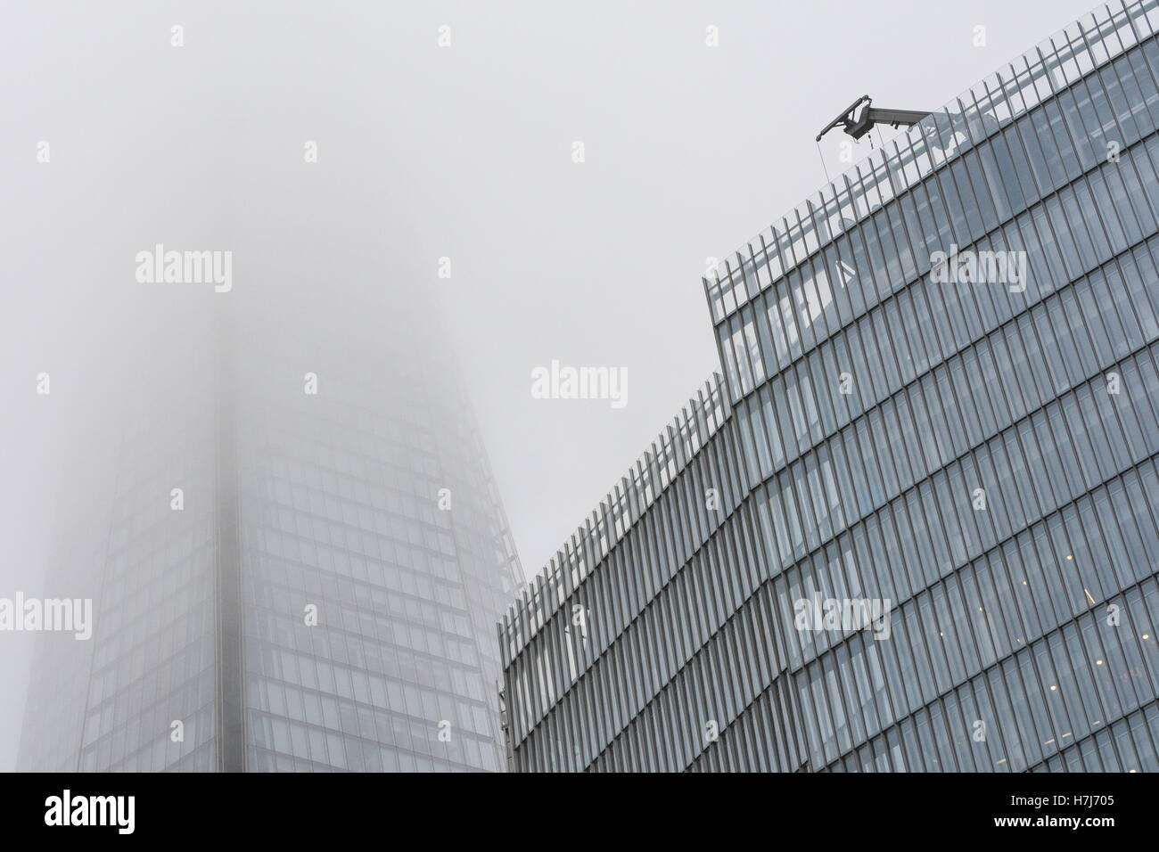 Der Shard Wolkenkratzer wie an einem nebligen Wintermorgen gesehen Stockfoto