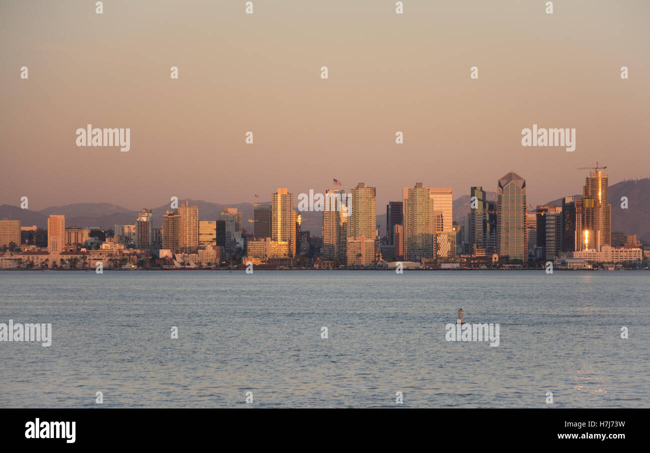 Stadt San Diego, Kalifornien, Amerika, von der Stadt Coranado, California, die goldene Stunde, Bucht von San Diego aus gesehen, Stockfoto