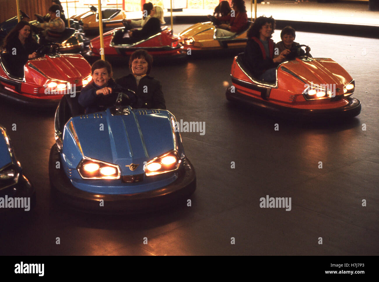 England, 1960er Jahre, Jugendliche Spaß Dodgem oder Stoßfänger Autofahren auf einem Rummelplatz. Stockfoto