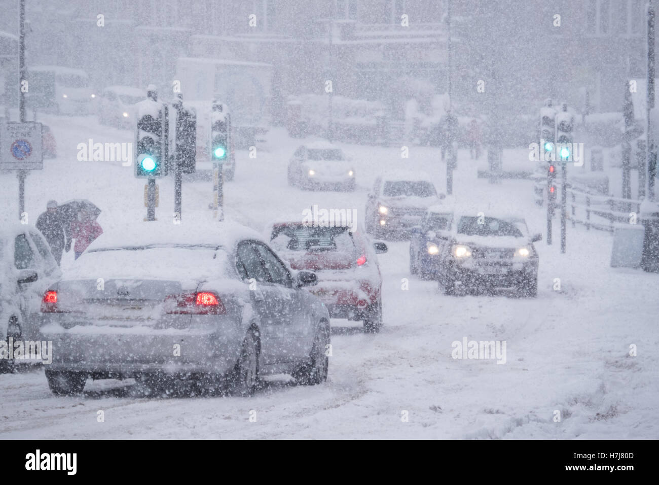 Buxton, Derbyshire in starkem Schneefall. Verkehr zu kämpfen durch den Schnee im Zentrum Stadt Stockfoto