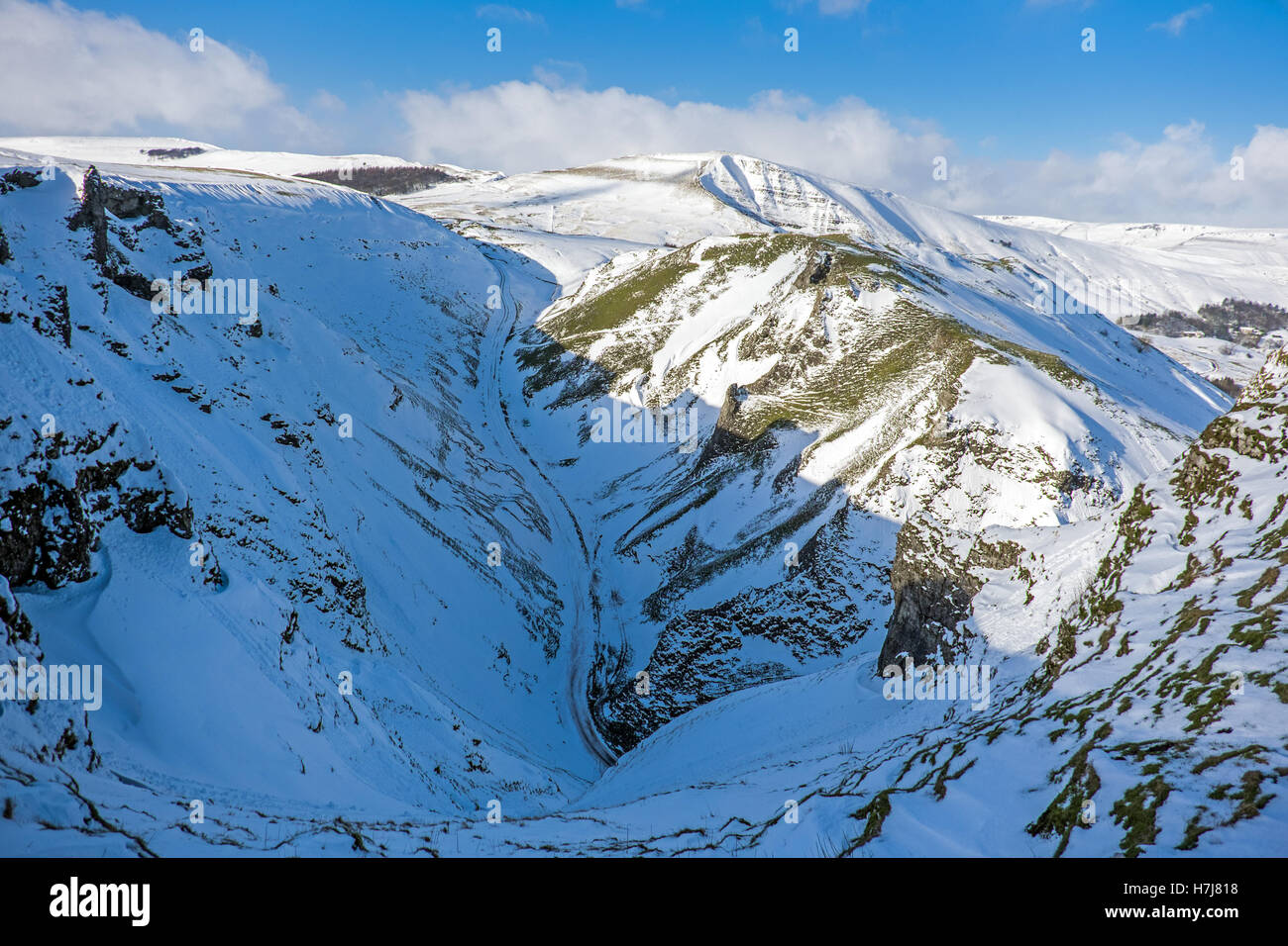 Mam Tor im Winter von Winnats Pass, Peak District, Großbritannien Stockfoto