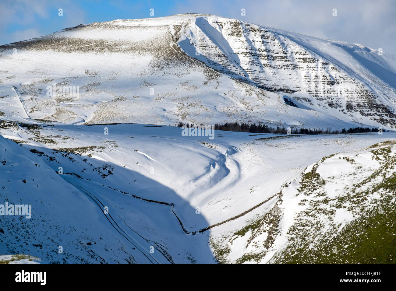 Mam Tor im Winter von Winnats Pass, Peak District, Großbritannien Stockfoto