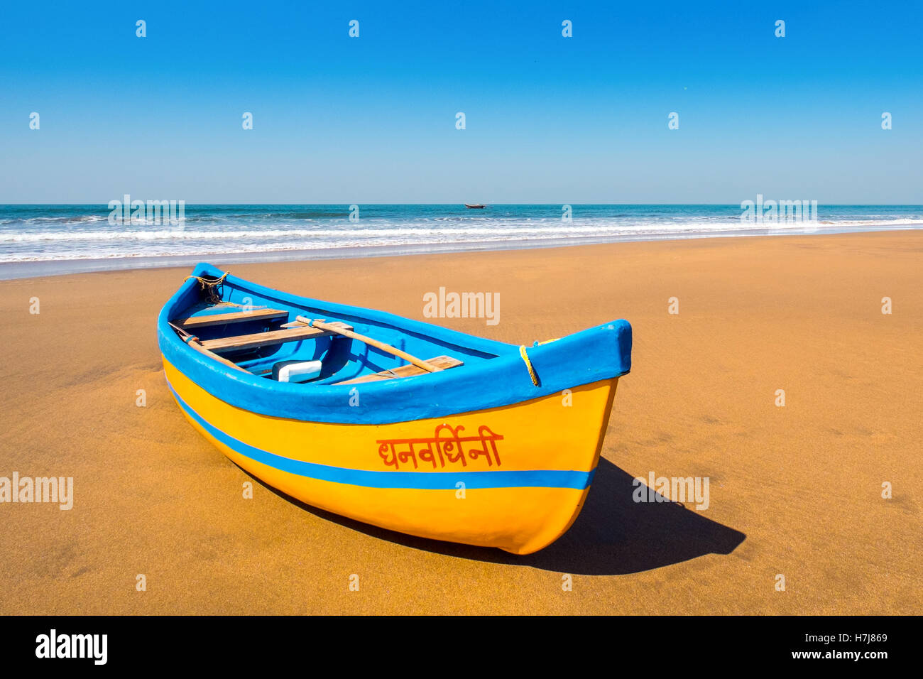 Holz- Fischerboot auf einen leeren Strand, Südindien Stockfoto