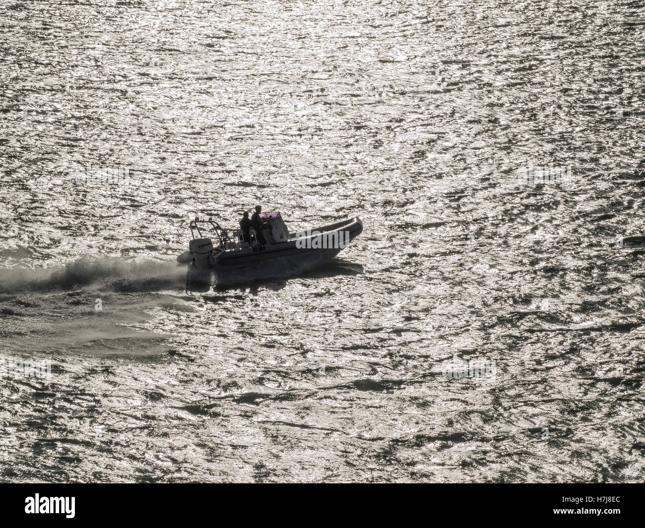 Festrumpfschlauchboot mit Geschwindigkeit, Gegenlicht Stockfoto