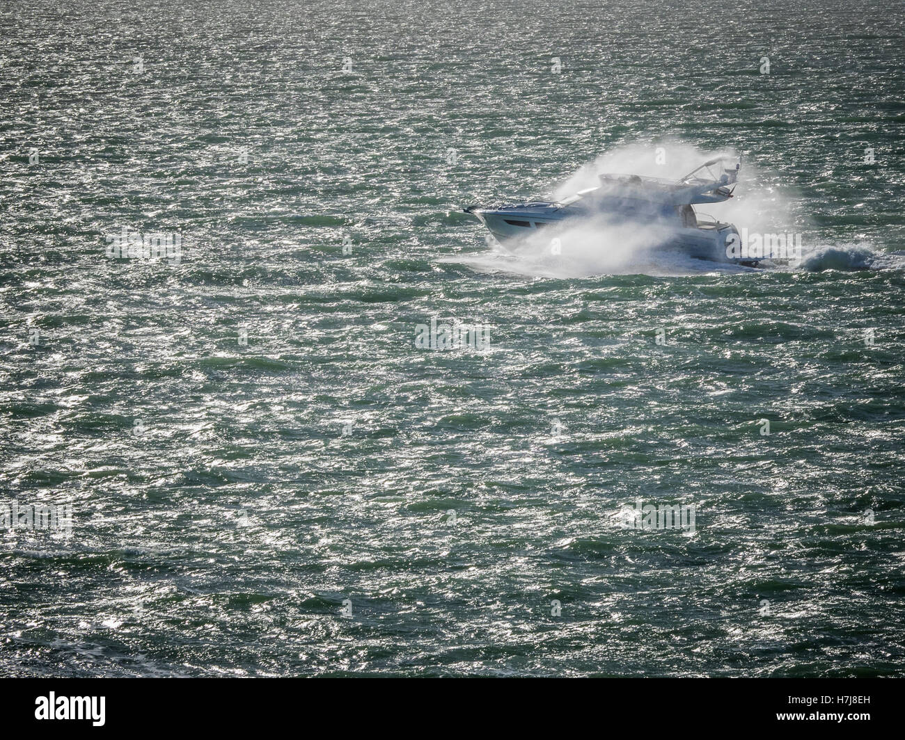 Motorboot in stürmischer See bedeckt im spray Stockfoto