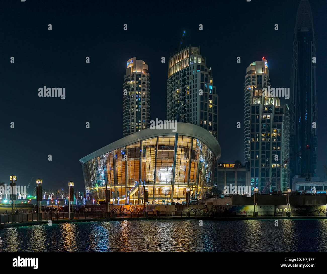 Dubai-Oper bei Nacht Stockfoto